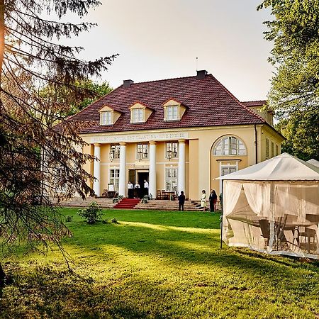 Palac Bazantarnia Pština Exteriér fotografie