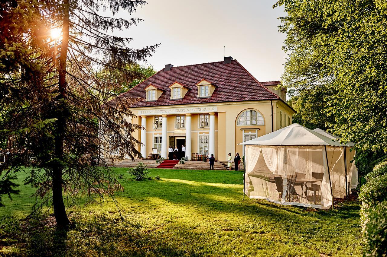 Palac Bazantarnia Pština Exteriér fotografie