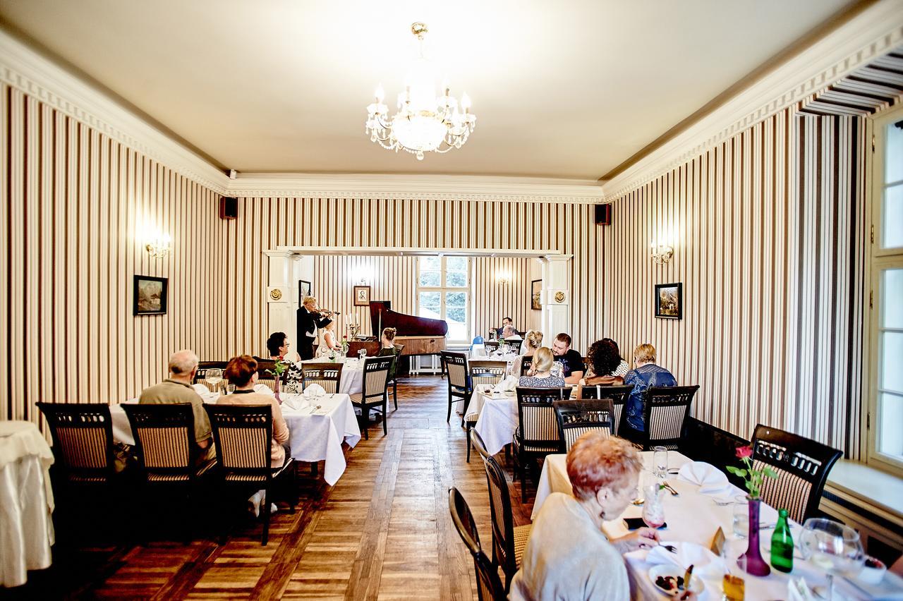 Palac Bazantarnia Pština Exteriér fotografie