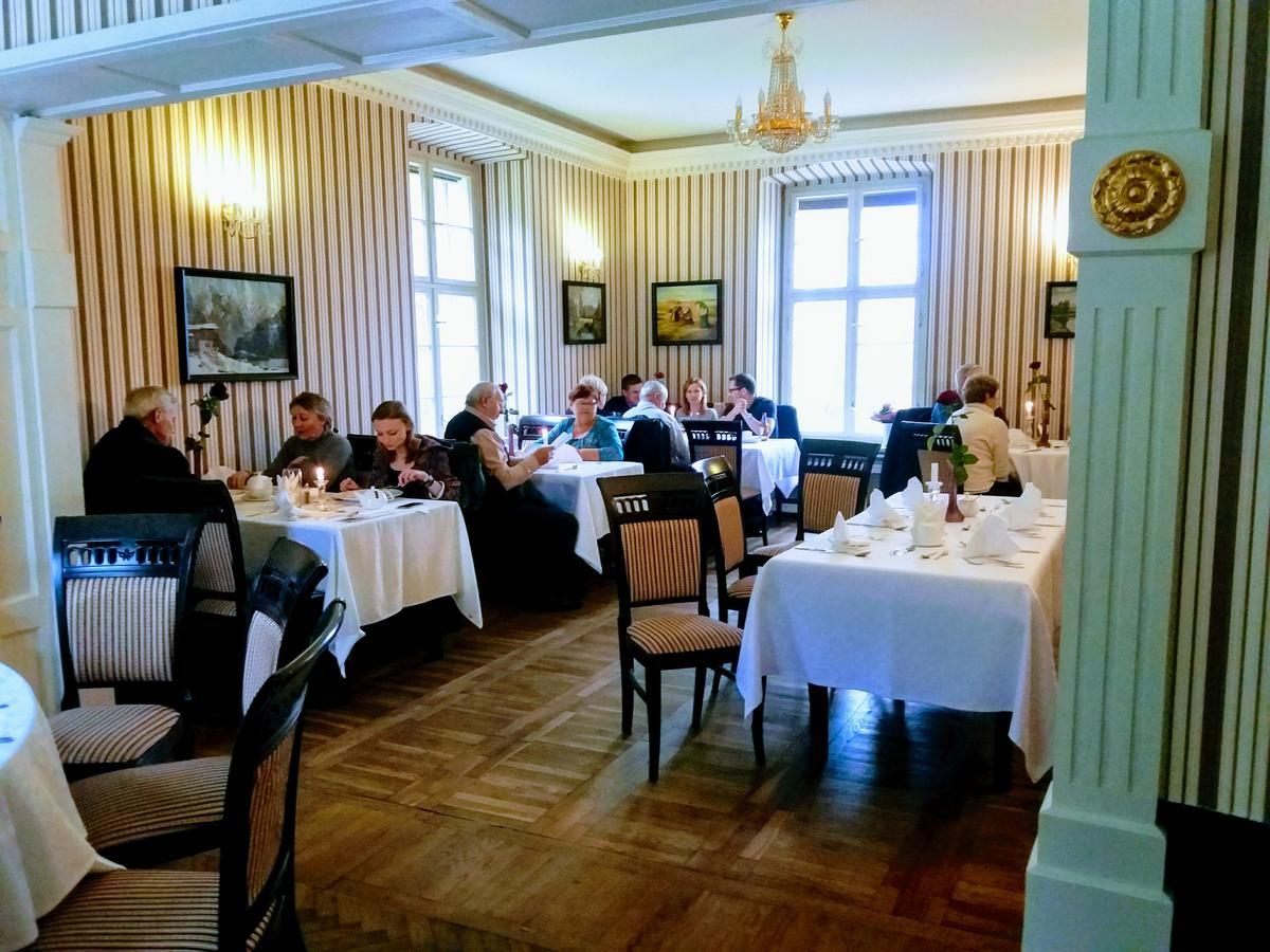 Palac Bazantarnia Pština Exteriér fotografie